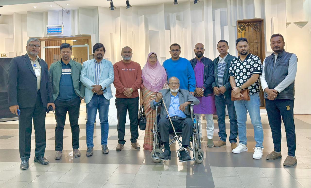 স্বাস্থ্য পরীক্ষার জন্য সিঙ্গাপুরের পথে ড. খন্দকার মোশাররফ