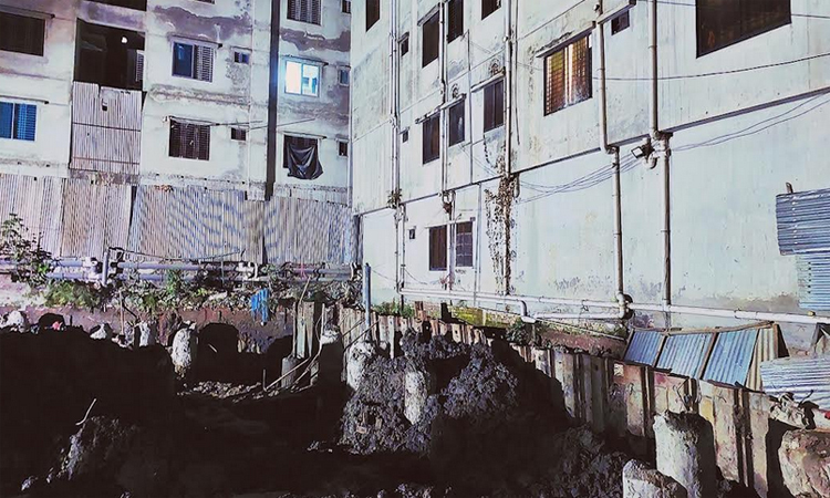 ময়মনসিংহে পাঁচতলা ভবন হেলে পড়েছে