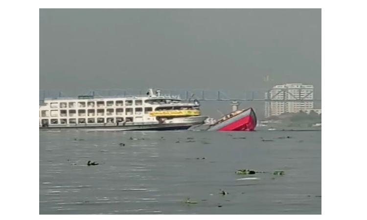 বুড়িগঙ্গায় যাত্রীবাহী লঞ্চের সঙ্গে সংঘর্ষে বাল্কহেড ডুবি