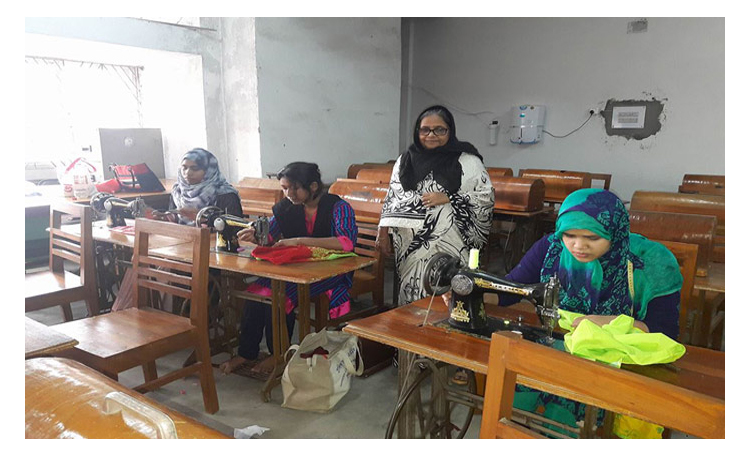 বাধা ডিঙিয়ে ক্ষুদ্র ব্যবসায়ী উদ্যোগে সফল হচ্ছেন গ্রামীণ নারীরাও