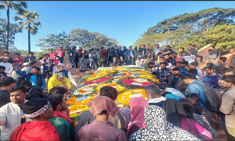 শহীদ বুদ্ধিজীবী স্মৃতিসৌধে বিভিন্ন শ্রেণি-পেশার মানুষের ফুলেল শ্রদ্ধা