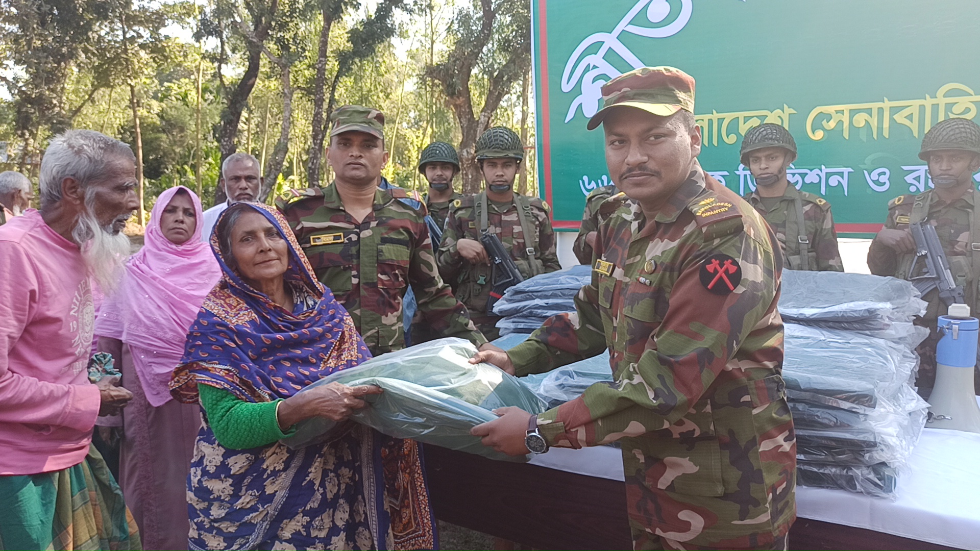 পঞ্চগড়ে সেনাবাহিনীর শীতবস্ত্র বিতরণ