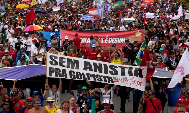 বলসোনারোর সাজা কমানো বিলের বিরুদ্ধে ব্রাজিলে হাজার হাজার মানুষের বিক্ষোভ 