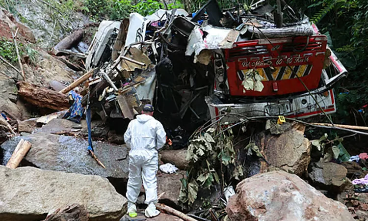 কলম্বিয়ায় শিক্ষার্থীবাহি বাস খাদে পড়ে চালকসহ নিহত ১৭