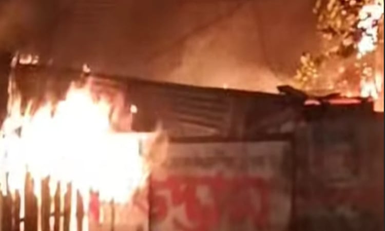 খুলনায় হার্ডবোর্ডের দোকানে অগ্নিকাণ্ড