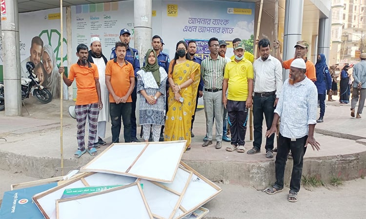 কুমিল্লায় চলছে দ্বিতীয় দিনের নির্বাচনী পোস্টার-ব্যানার অপসারণ