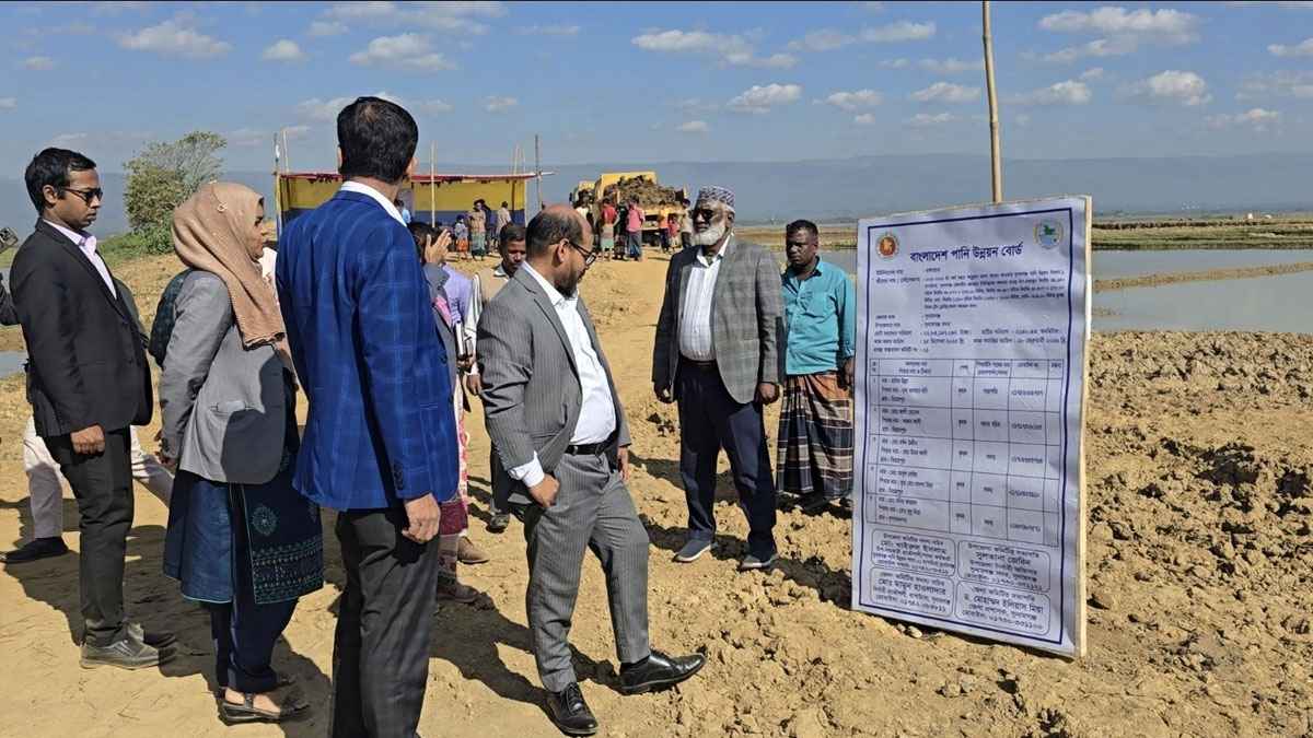 সুনামগঞ্জে হাওরের ফসলরক্ষা বাঁধের কাজ শুরু 