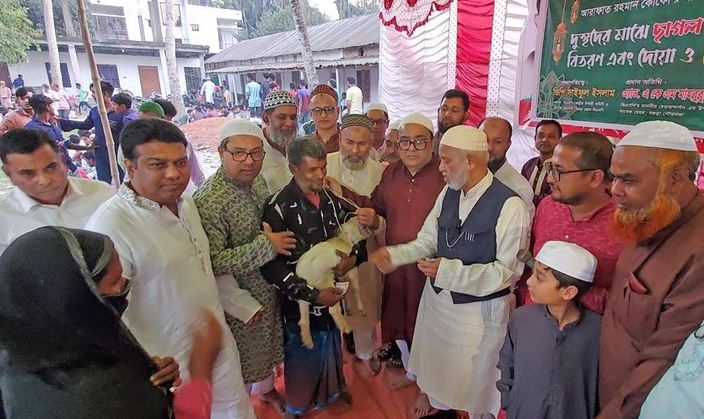 গাবতলীতে দুস্থদের মধ্যে গরু ও শিক্ষার্থীদের বৃত্তি প্রদান