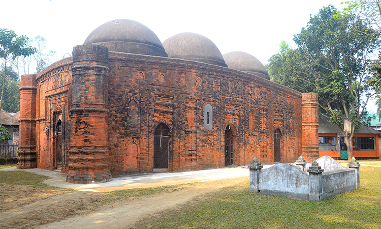 ঐতিহ্য ও গৌরব নিয়ে দাঁড়িয়ে আছে বগুড়ার খেরুয়া মসজিদ