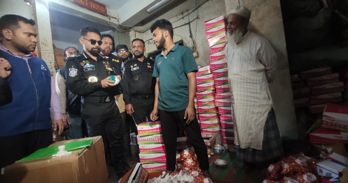 চট্টগ্রামে কারখানায় র‌্যাব’র অভিযান : বিপুল পরিমাণ ঝুঁকিপূর্ণ বৈদ্যুতিক সরঞ্জাম জব্দ 