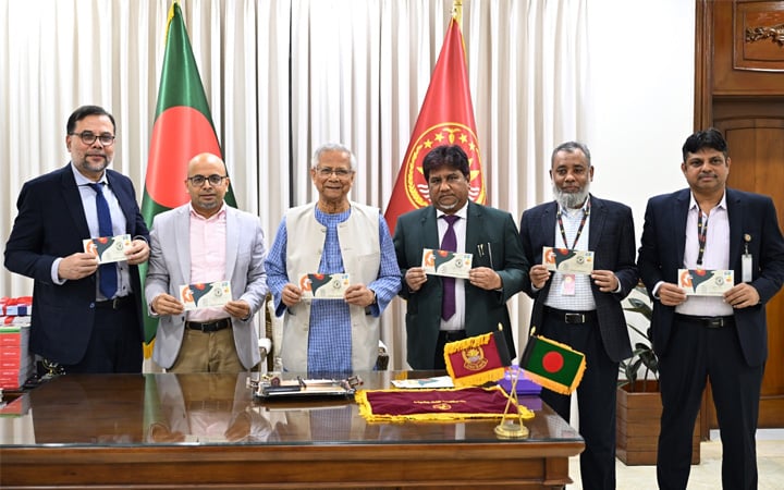 বিজয় দিবস উপলক্ষে স্মারক ডাকটিকিট অবমুক্ত করেন প্রধান উপদেষ্টা