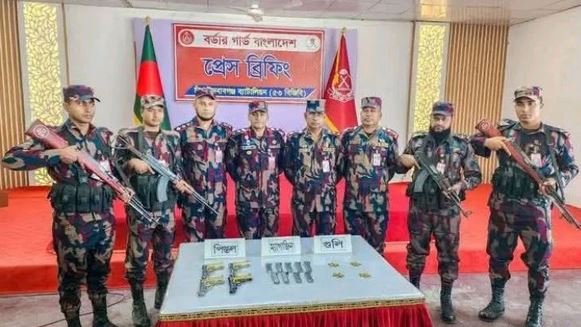 চাঁপাইনবাবগঞ্জে ৪টি বিদেশি পিস্তল, ৯টি ম্যাগাজিন ও ২৪ রাউন্ড গুলি উদ্ধার