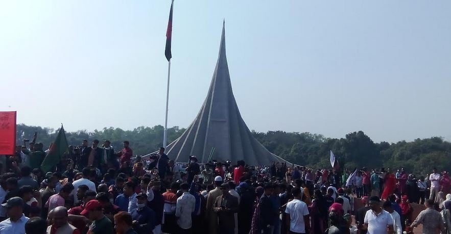 সাভারের জাতীয় স্মৃতিসৌধে শ্রদ্ধা জানাতে সর্বস্তরের মানুষের ঢল