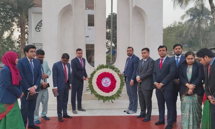 মেহেরপুরে বিজয় দিবসে শহীদদের প্রতি শ্রদ্ধা জানিয়ে পুষ্পস্তবক অর্পণ