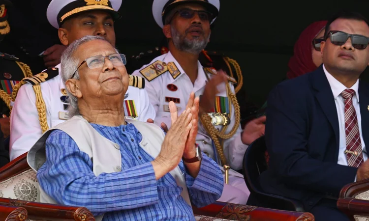 প্রধান উপদেষ্টা বিজয় দিবসের ফ্লাই পাস্ট ও প্যারাজাম্প প্রত্যক্ষ করেন