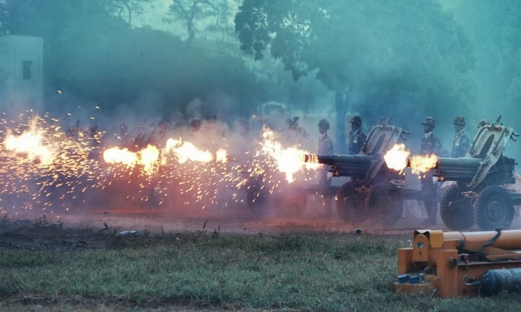মহান স্বাধীনতা যুদ্ধের বীর শহীদদের প্রতি গান স্যালুট প্রদর্শন সেনাবাহিনীর
