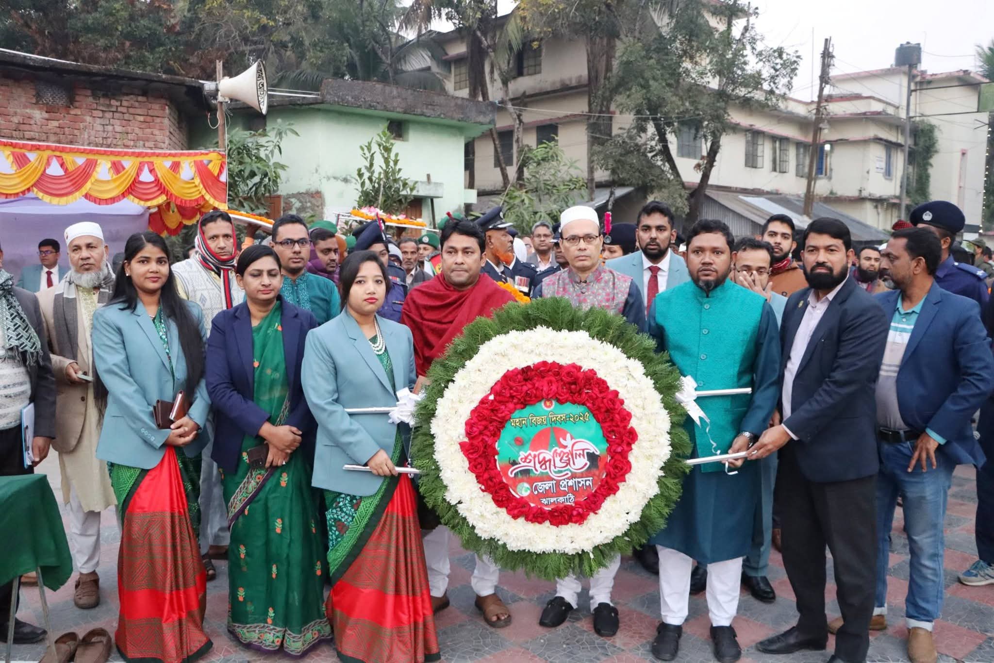 ঝালকাঠিতে শহীদদের স্মৃতির প্রতি শ্রদ্ধা নিবেদন হাজারো মানুষের