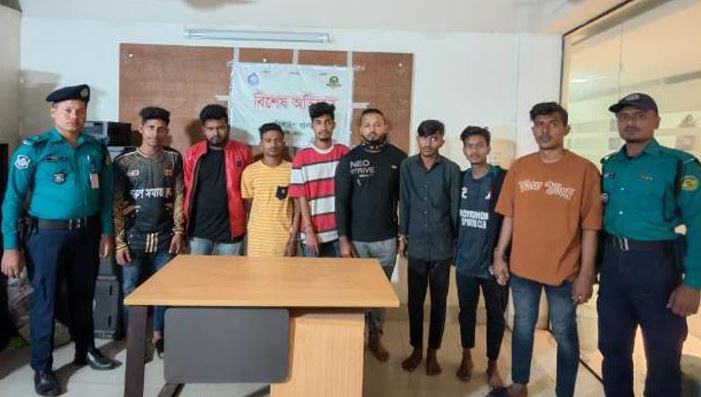 চট্টগ্রামে ঝটিকা মিছিলে অংশ নেয়া নিষিদ্ধ যুবলীগের ৮ কর্মী গ্রেফতার, দুই সিএনজি জব্দ