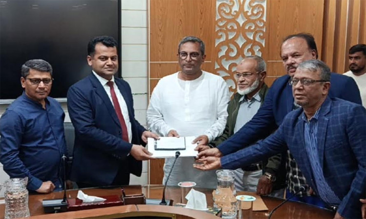 মনোনয়নপত্র নিলেন চাঁদপুর-৩ আসনের ধানের শীষের প্রার্থী শেখ ফরিদ আহমেদ