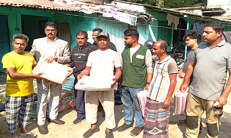 ঝিনাইদহে হোটেল শ্রমিকদের মধ্যে শীতবস্ত্র বিতরণ