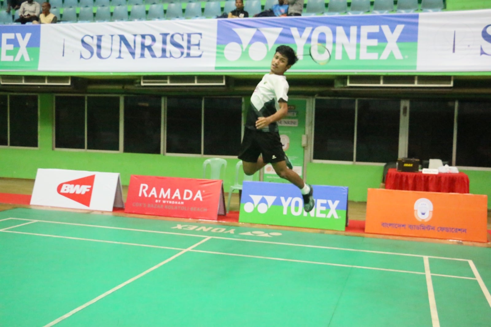 এককে টিকে আছেন গৌরব