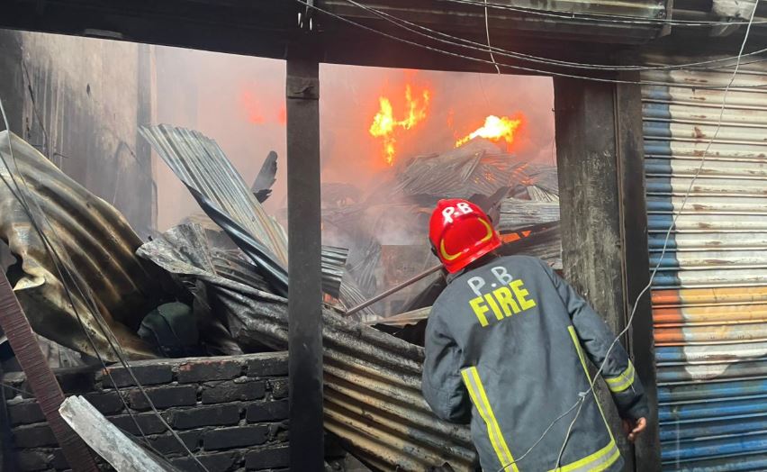 লালবাগের চেয়ারম্যানঘাটের আগুন নিয়ন্ত্রণে