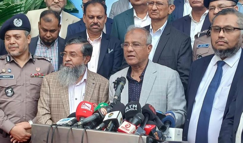 আইনশৃঙ্খলা বাহিনীকে সততা ও পেশাদারিত্ব বজায় রাখতে হবে : স্বরাষ্ট্র উপদেষ্টা