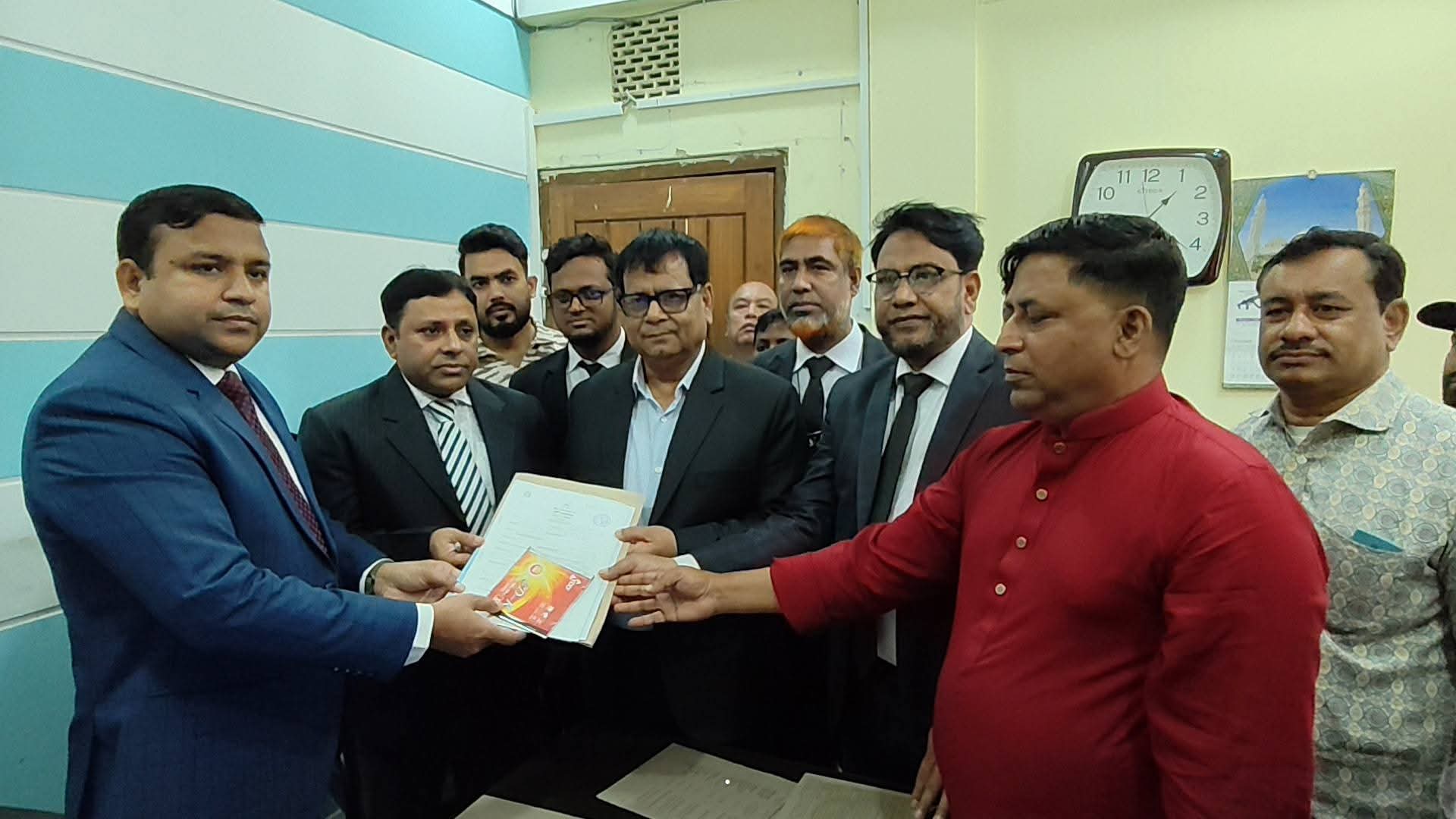 খাগড়াছড়ি-২৯৮ আসনে ধানের শীষের পক্ষে ওয়াদুদ ভূঁইয়ার মনোনয়নপত্র সংগ্রহ 