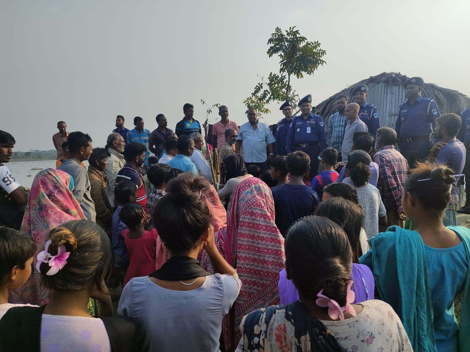 বাগেরহাটে ‘বড়দিন’ উপলক্ষে পুলিশ সুপারের গীর্জা পরিদর্শন