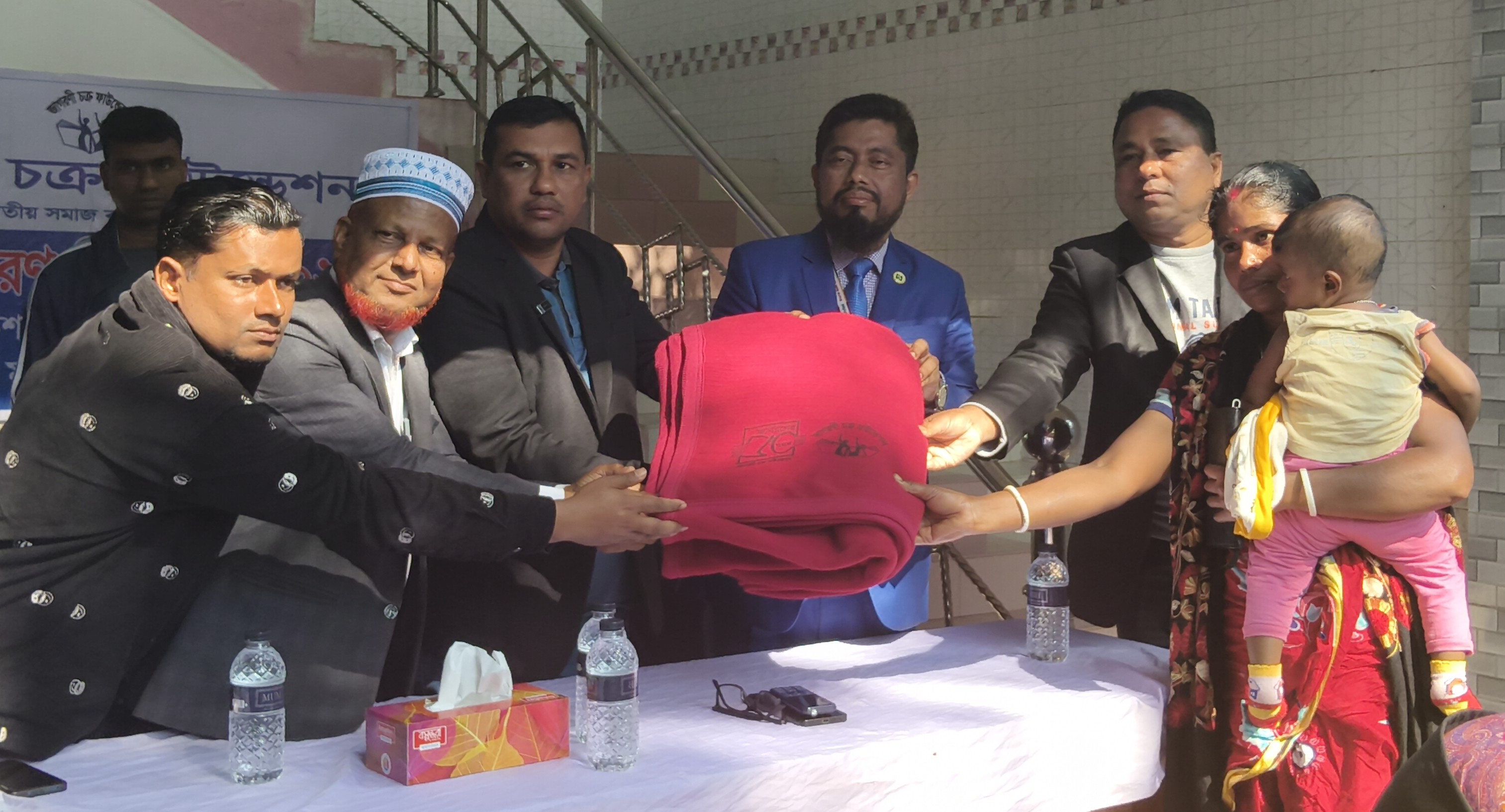 গোপালগঞ্জে শতাধিক দরিদ্র মানুষের মধ্যে কম্বল বিতরণ