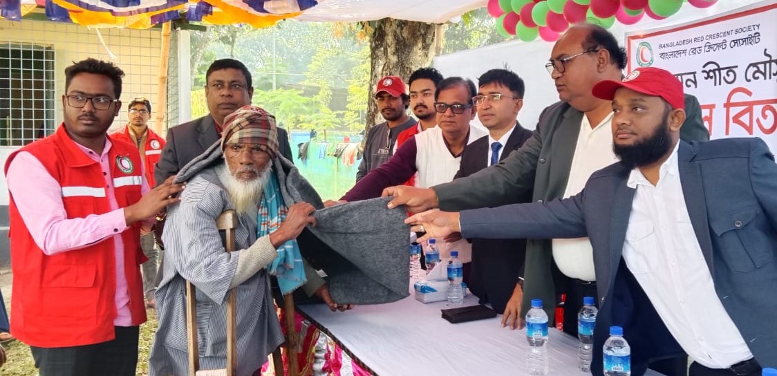 নীলফামারীতে রেডক্রিসেণ্ট সোসাইটির কম্বল বিতরণ