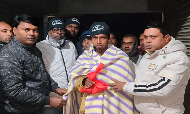 চাঁপাইনবাবগঞ্জে যুবদলের শীতবস্ত্র ও খাবার বিতরণ