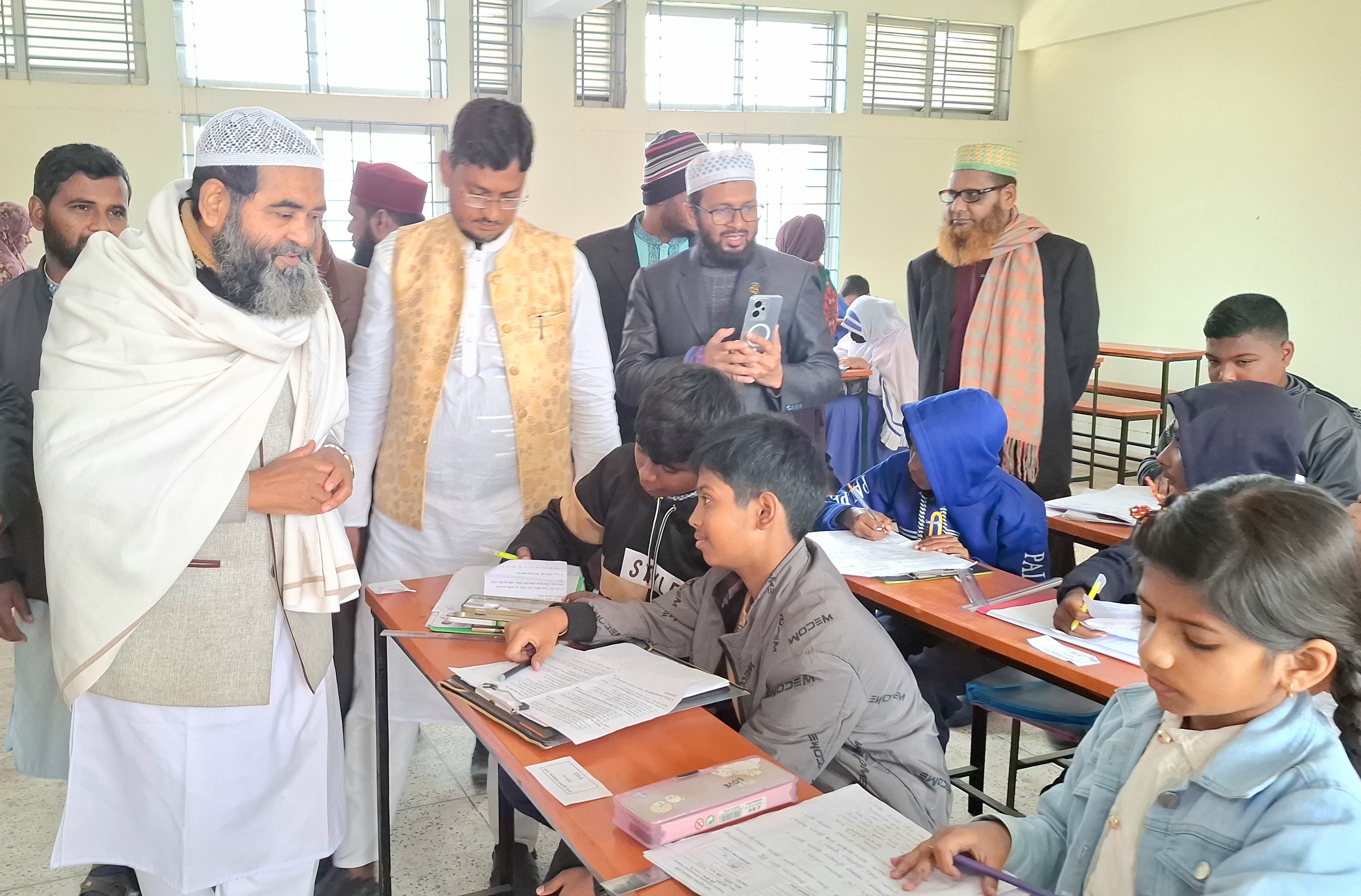 নওগাঁয় জাতীয় মেধাবৃত্তি পরীক্ষায় অংশ নিলো ৪৫০ শিক্ষার্থী