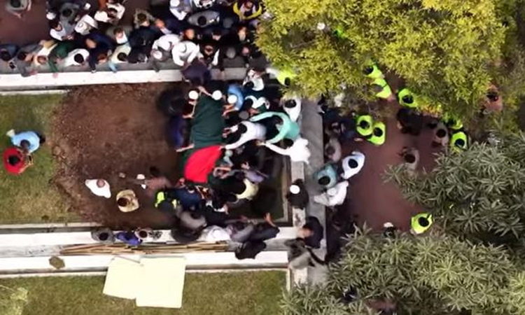 জাতীয় কবি কাজী নজরুলের কববের পাশে চিরনিদ্রায় শায়িত শহীদ হাদি