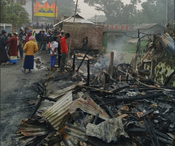 পটুয়াখালীতে অগ্নিকাণ্ডে পাঁচ দোকান ভস্মীভূত