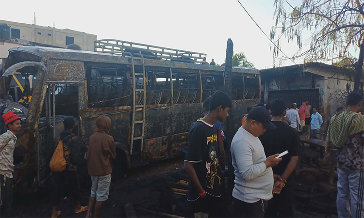 রাঙ্গামাটিতে অগ্নিকাণ্ডে ৪টি দোকান ও  ৩টি বাস পুড়ে গেছে