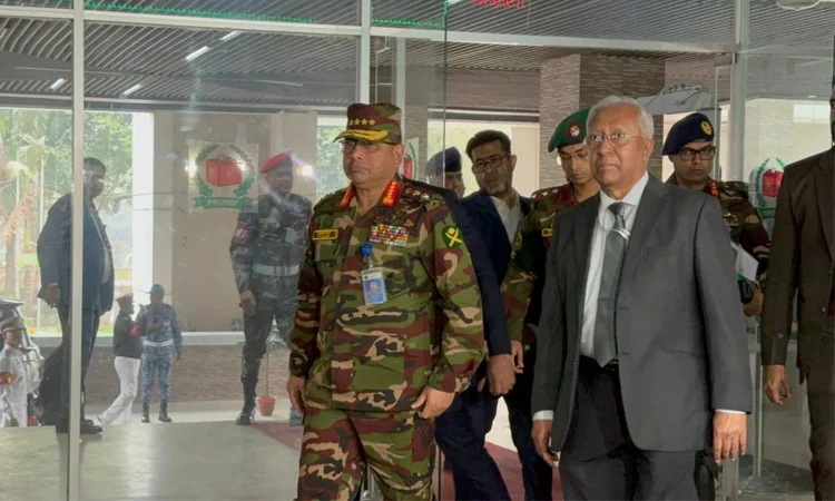 নির্বাচন কমিশনের সঙ্গে বৈঠকে বসেছেন তিন বাহিনী প্রধান