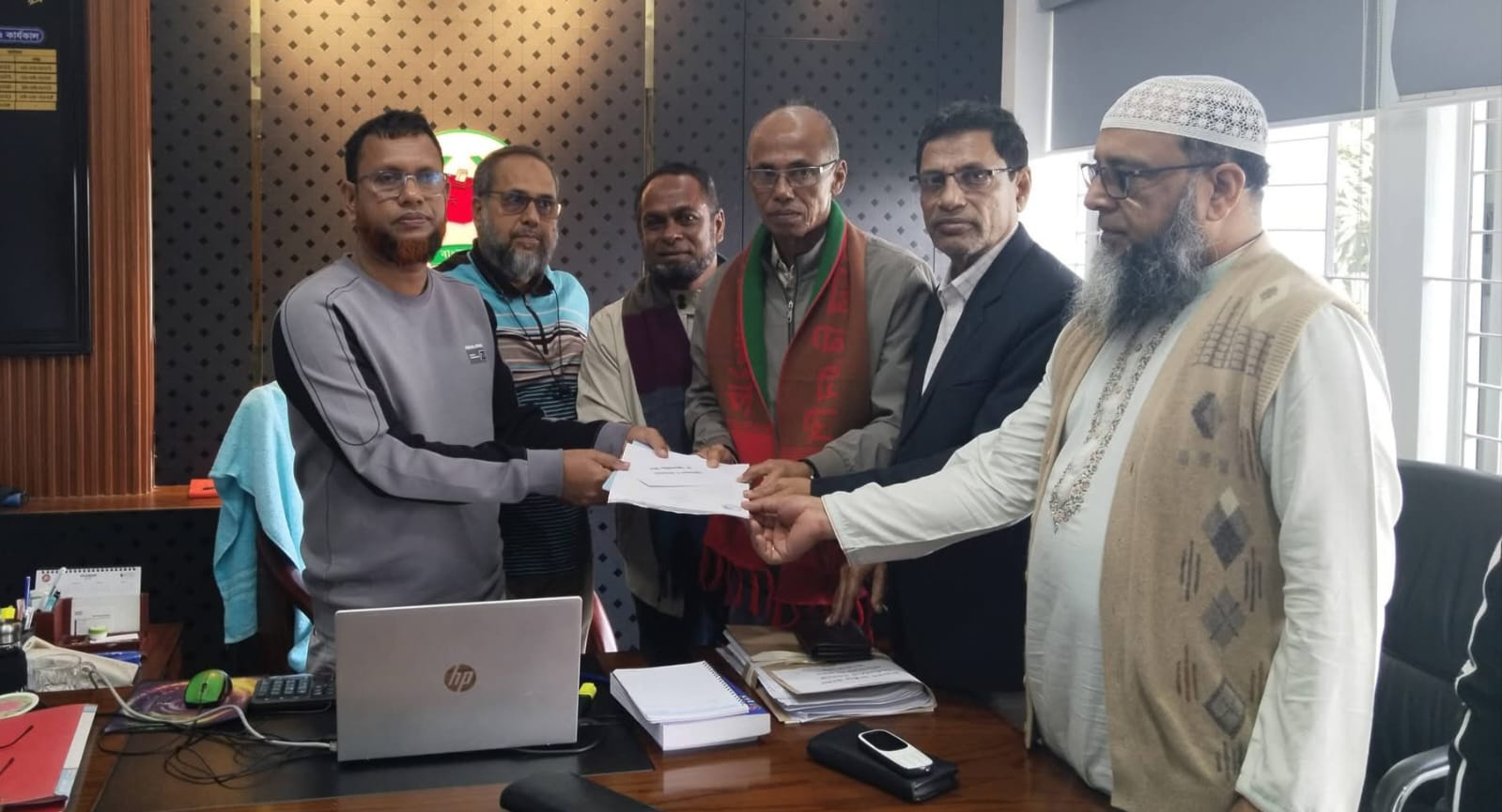 পটুয়াখালী-৪ আসনে বিএনপির মোশাররফ হোসেনের পক্ষে মনোনয়নপত্র সংগ্রহ