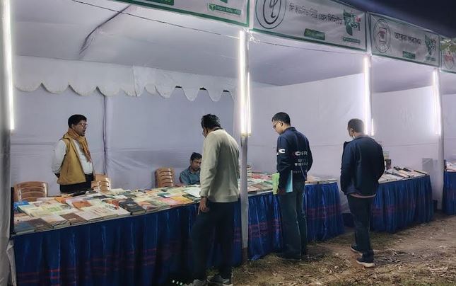 দুই দিন বন্ধ থাকার পর পুনরায় জমে উঠেছে বিজয় বইমেলা