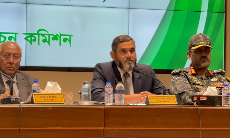 নির্বাচনে আস্থার পরিবেশ তৈরিতে অপারেশন শুরু করবে যৌথবাহিনী: ইসি সানাউল্লাহ