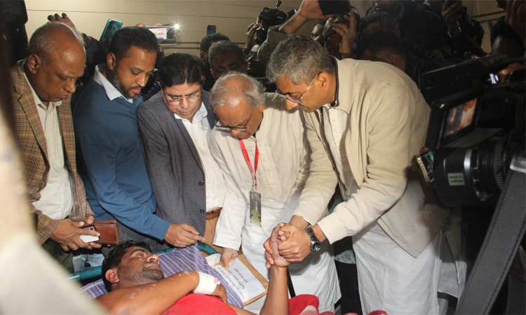 অগ্নিদগ্ধ বিএনপি নেতা বেলালের পরিবারের পাশে তারেক রহমান