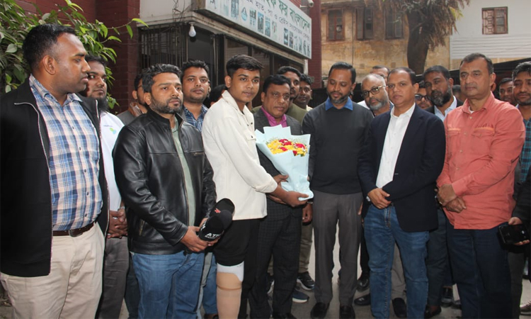 অসহায় শিক্ষার্থী বাইজিদ হোসেনের পাশে দাঁড়ালেন তারেক রহমান