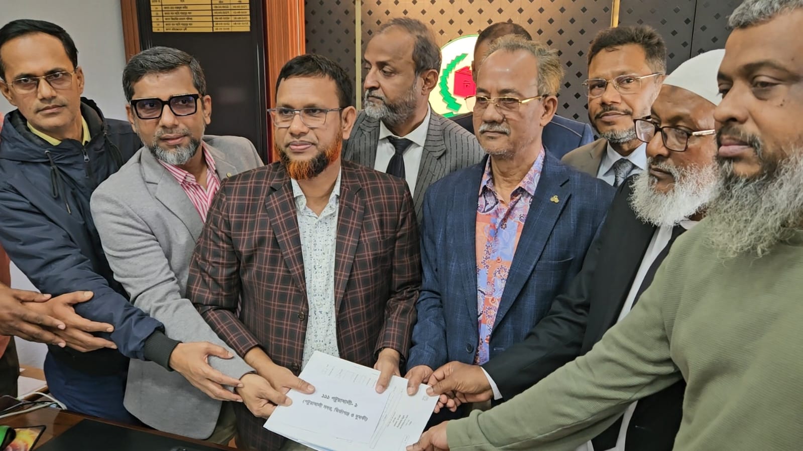 পটুয়াখালীতে বিএনপি ও ইসলামী আন্দোলন প্রার্থীর পক্ষে মনোনয়নপত্র সংগ্রহ