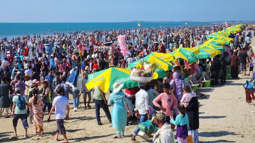 ইংরেজি নববর্ষ উপলক্ষে কক্সবাজারে পর্যটকদের ঢল