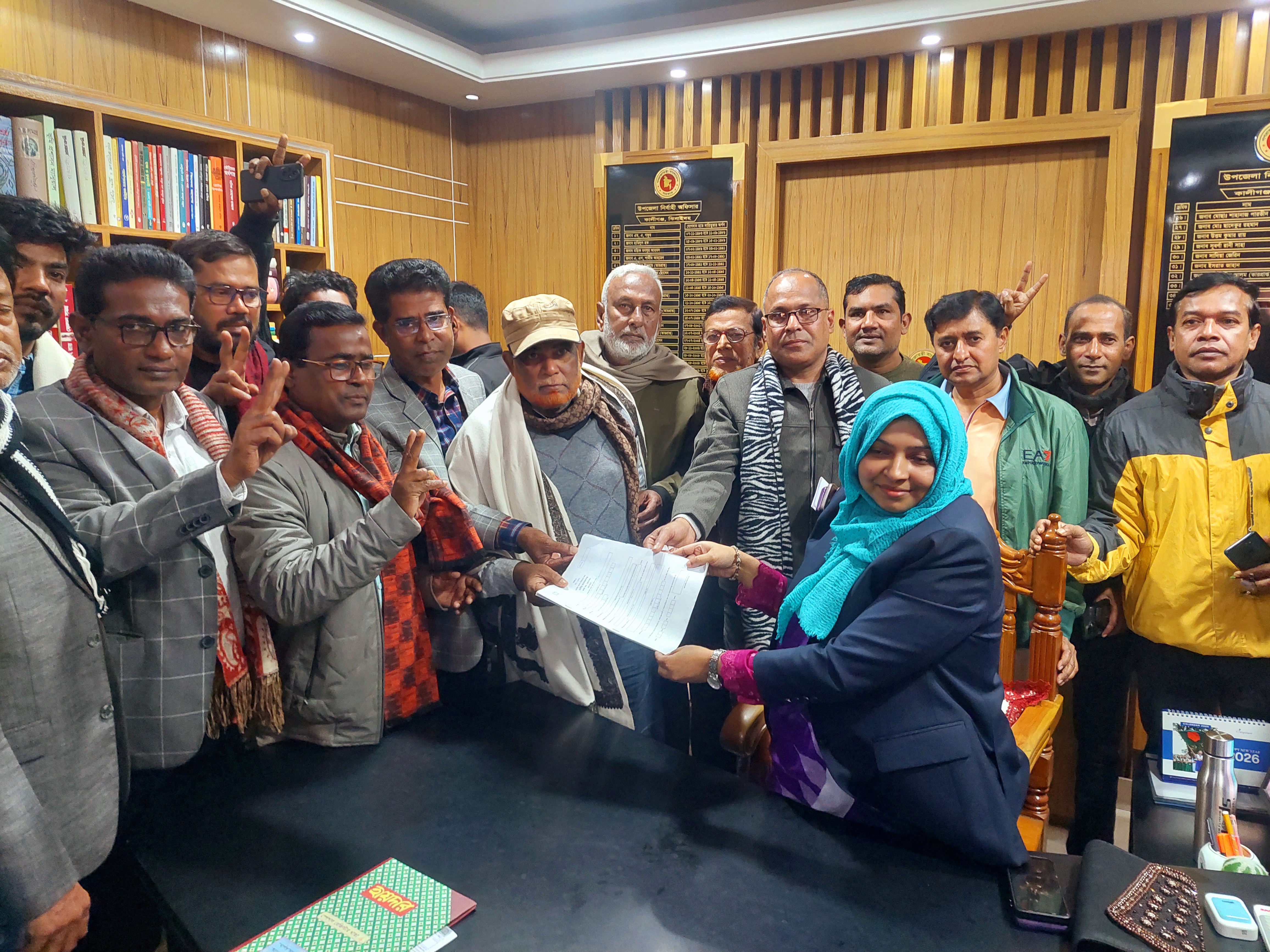 ঝিনাইদহ-৪ আসনে স্বেচ্ছাসেবক দল নেতা ফিরোজের পক্ষে মনোনয়নপত্র উত্তোলন 