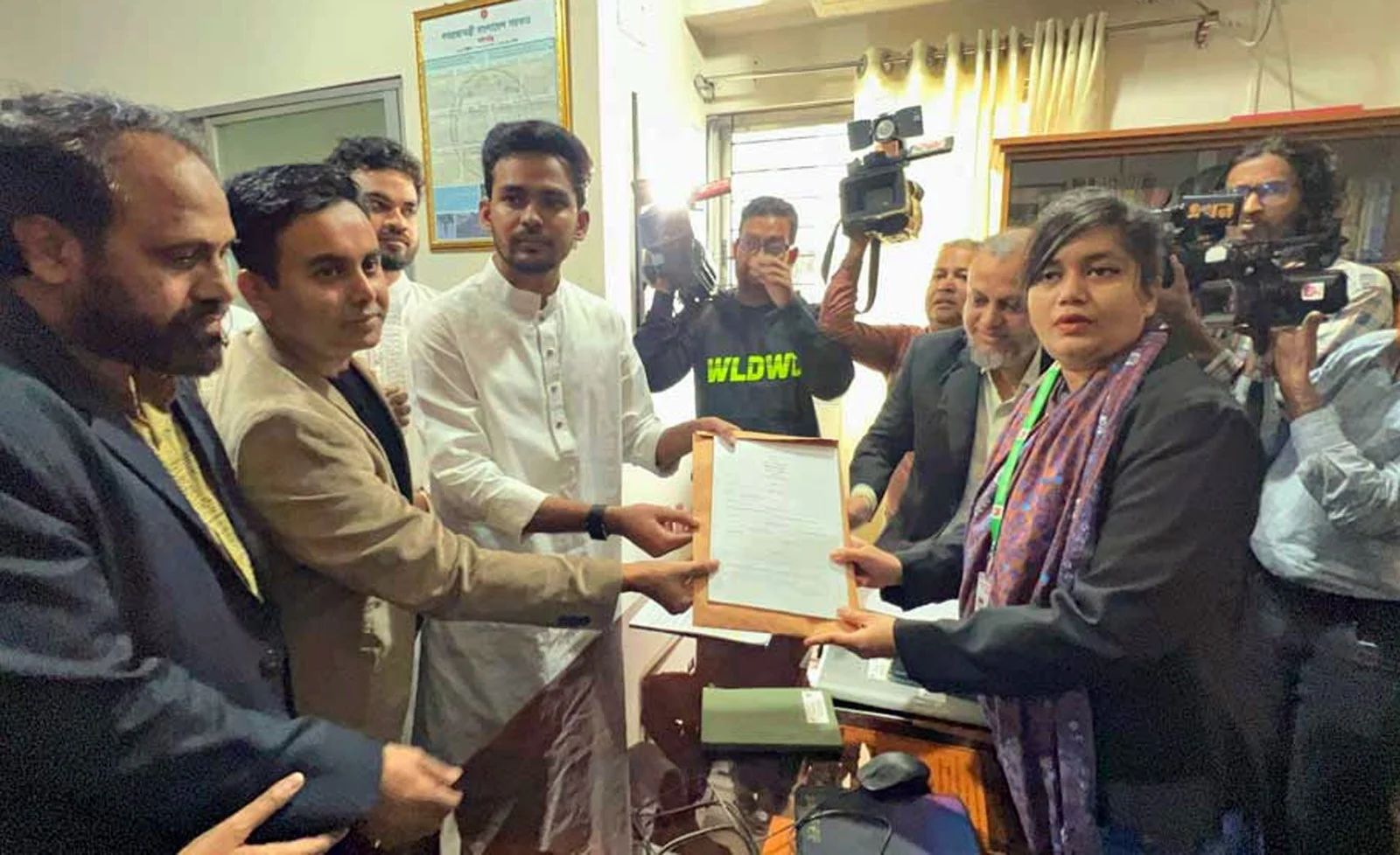 ঢাকা-১০ আসনে মনোনয়নপত্র সংগ্রহ করলেন আসিফ মাহমুদ