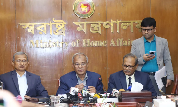 বড়দিন ও থার্টি-ফার্স্ট নাইট ঘিরে পর্যাপ্ত নিরাপত্তা ব্যবস্থা থাকবে: স্বরাষ্ট্র উপদেষ্টা