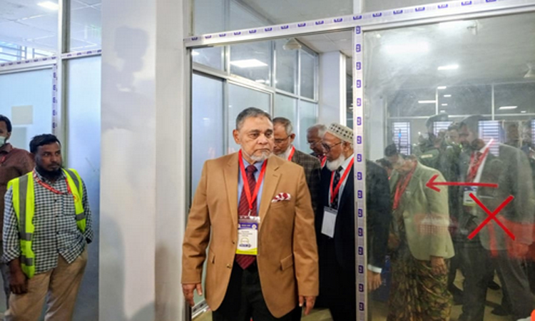 সিইসি এ এম এম নাসির উদ্দিন সোমবার রাজধানীর তেজগাঁও মেইল প্রসেসিং সেন্টারে পোস্টাল ব্যালটের কার্যক্রম পরিদর্শন করেন। ছবি: বাসস