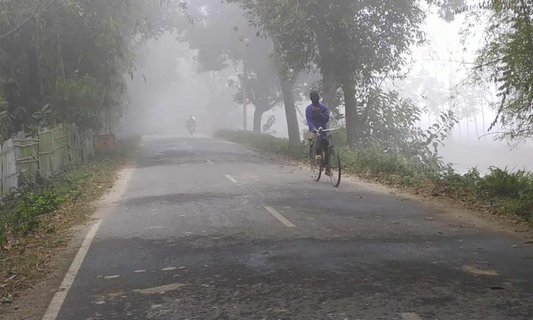 ঘন কুয়াশা ও শীতে বিপর্যস্ত পঞ্চগড়ের জনজীবন