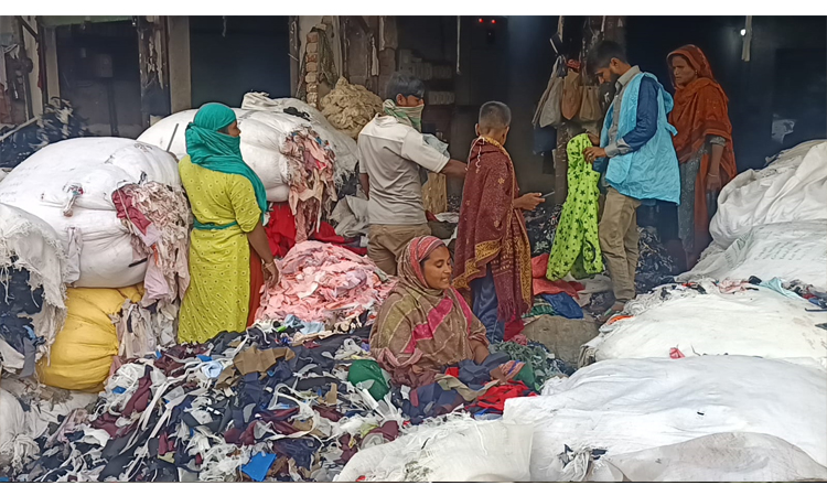 গাজীপুরে গার্মেন্টসের পরিত্যাক্ত ঝুট ও তুলা ঘিরে গড়ে উঠেছে শতকোটির বাজার